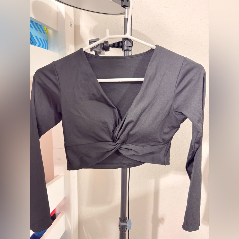 Chic Black Twist-Front Crop Top